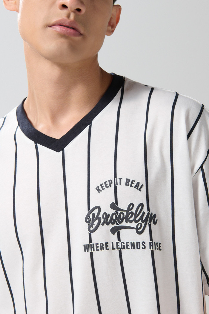 Camiseta oversize crema a rayas college con cuello V