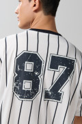 Camiseta oversize crema a rayas college con cuello V