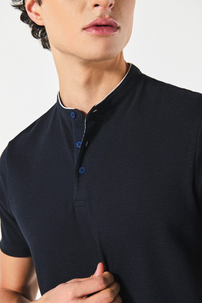 Camiseta polo azul intensa con cuello nerú y botones