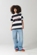 Camiseta crema a rayas oversize college con manga corta