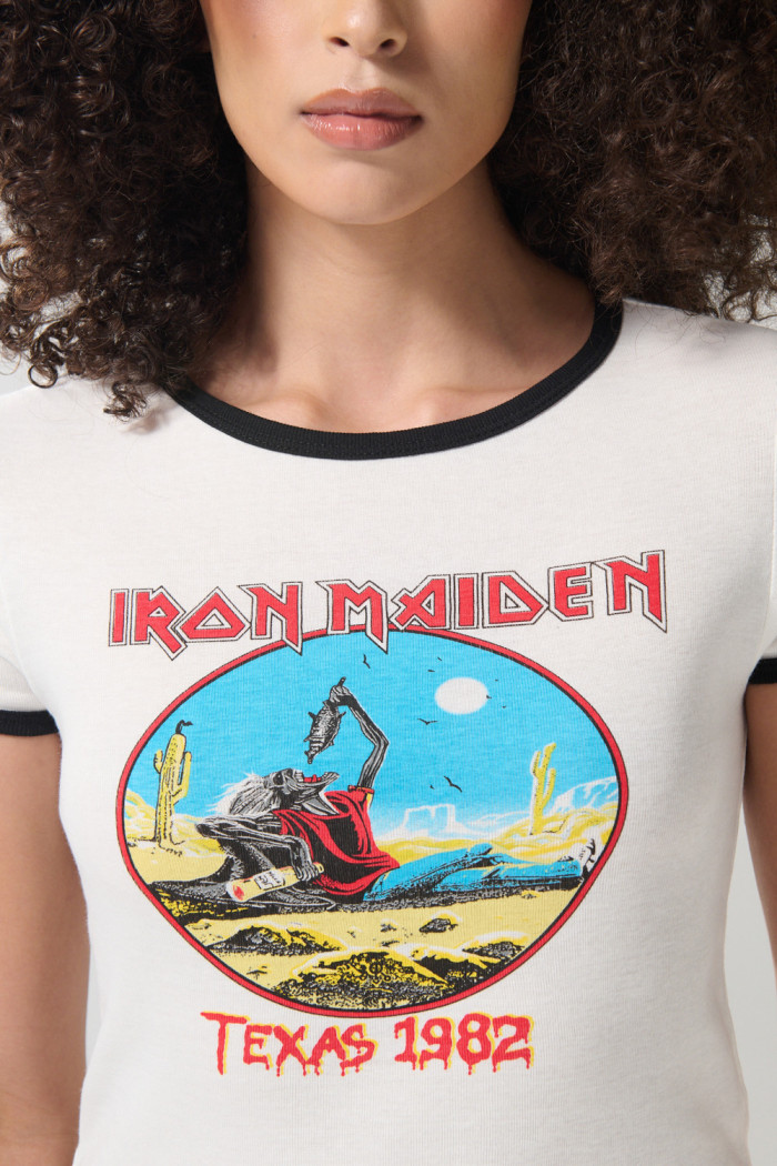 Camiseta crema de Iron Maiden con manga corta