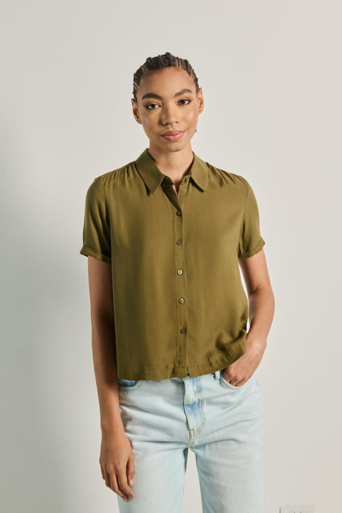 Blusa unicolor crop top con botones y manga corta