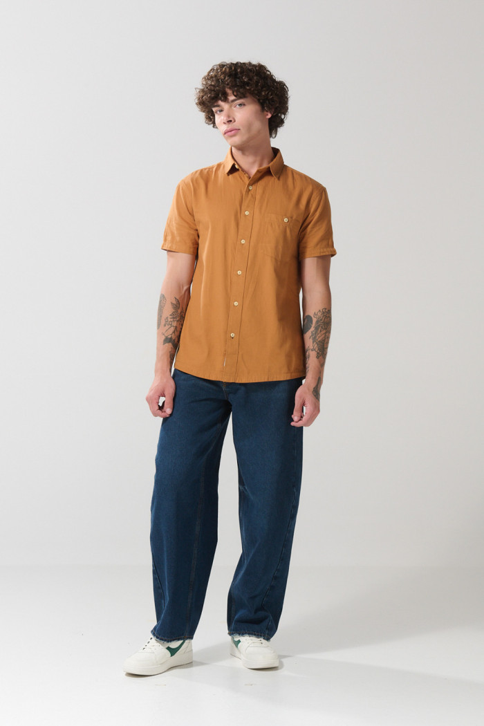 Camisa en algodón unicolor manga corta con cuello sport