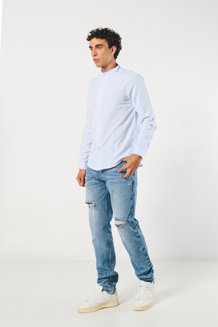 Camisa blanca con cuello nerú y rayas azules
