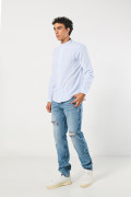 Camisa blanca con cuello nerú y rayas azules