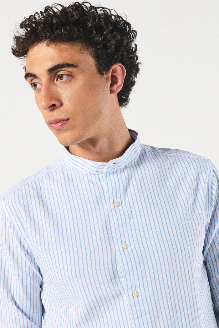 Camisa blanca con cuello nerú y rayas azules