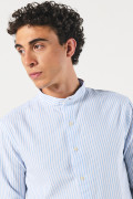 Camisa blanca con cuello nerú y rayas azules