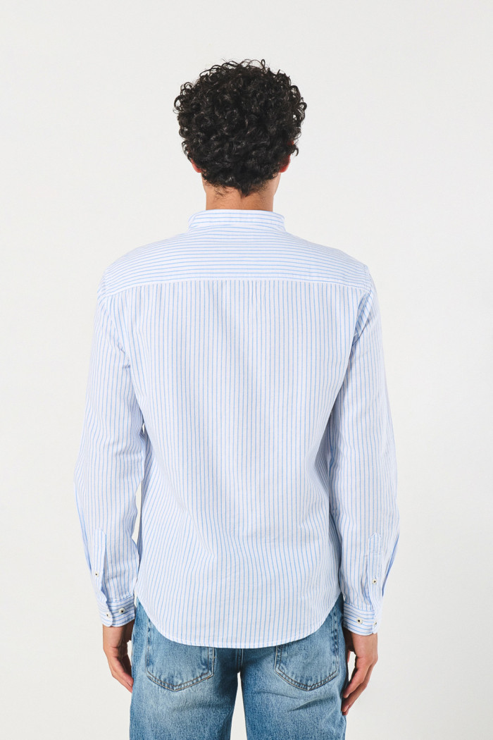 Camisa blanca con cuello nerú y rayas azules