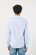 Camisa blanca con cuello nerú y rayas azules