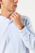 Camisa blanca con cuello nerú y rayas azules