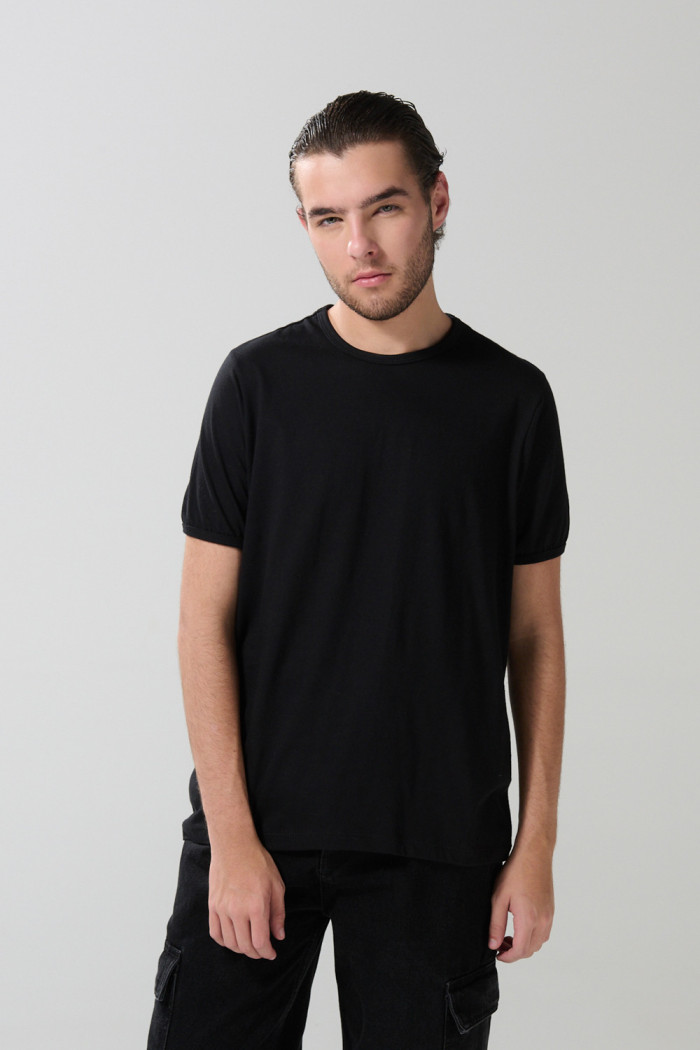 Camiseta en algodón negra manga corta ajustada