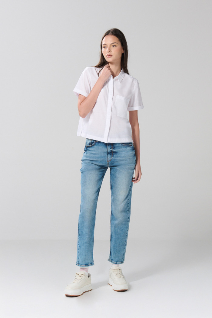 Blusa unicolor con bolsillo, manga corta y botones