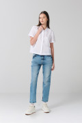 Blusa unicolor con bolsillo, manga corta y botones