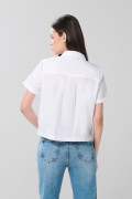 Blusa unicolor con bolsillo, manga corta y botones