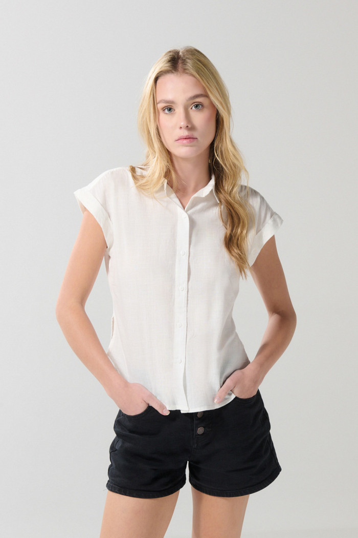 Blusa manga corta unicolor con hombro rodado y aberturas