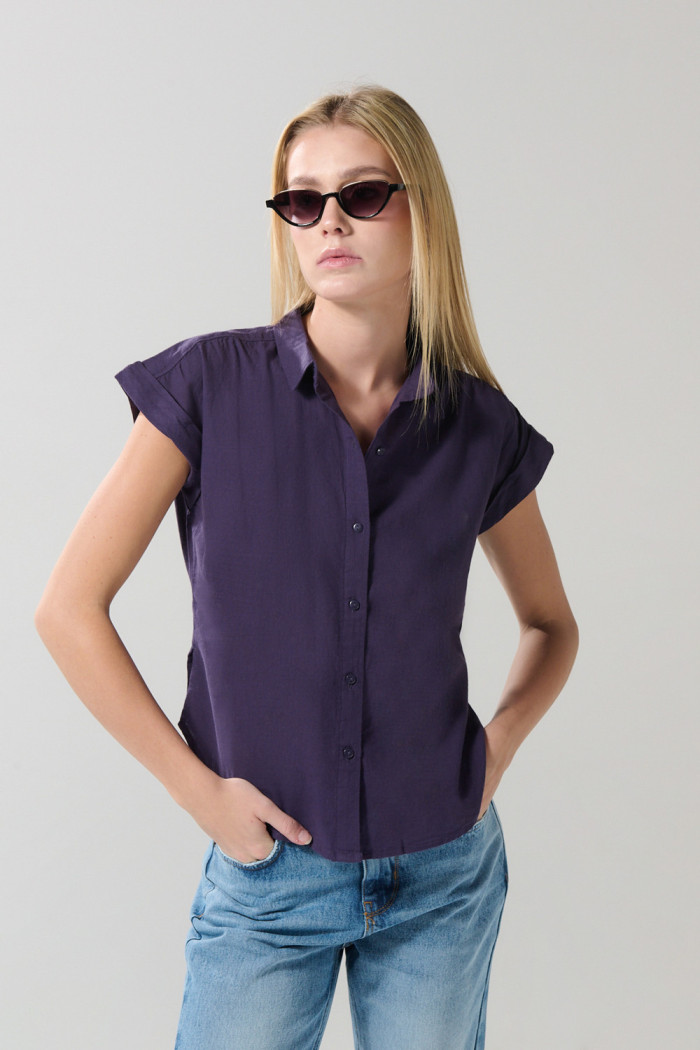 Blusa manga corta unicolor con hombro rodado y aberturas