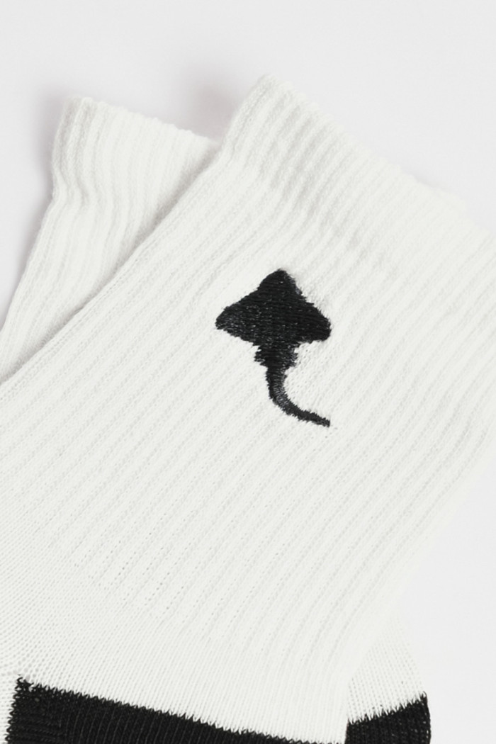 Medias cortas cremas con contrastes y diseño marino