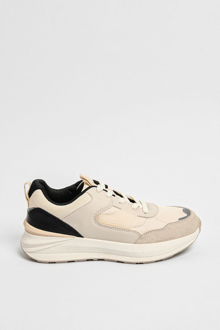 Tenis unicolores de plataforma con cordones y cortes