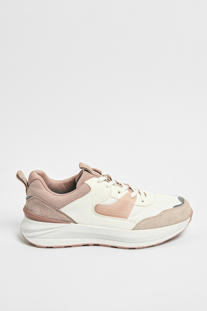 Tenis unicolores de plataforma con cordones y cortes
