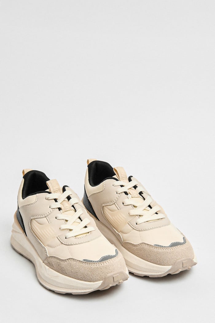 Tenis unicolores de plataforma con cordones y cortes