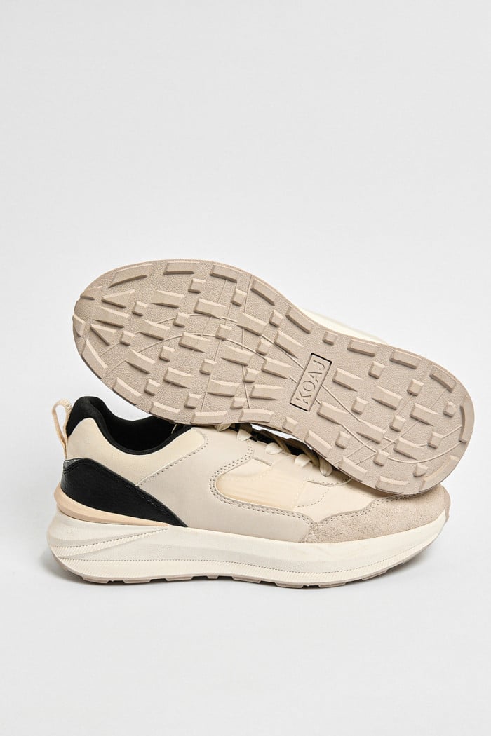 Tenis unicolores de plataforma con cordones y cortes