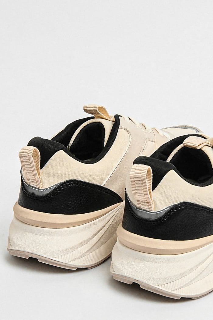 Tenis unicolores de plataforma con cordones y cortes