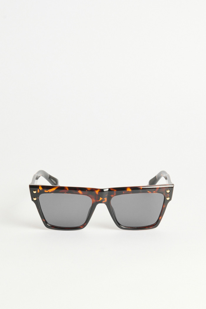 Gafas de sol, con marco clásico en color café y marrón con efecto carey.