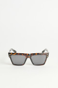 Gafas de sol, con marco clásico en color café y marrón con efecto carey.