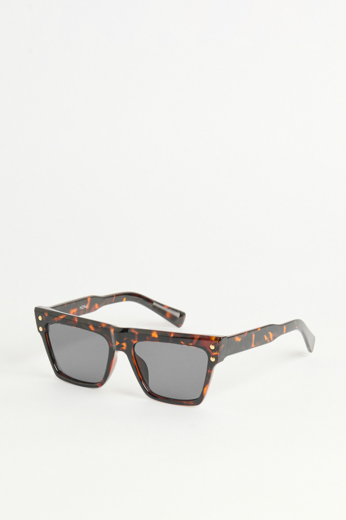 Gafas de sol, con marco clásico en color café y marrón con efecto carey.