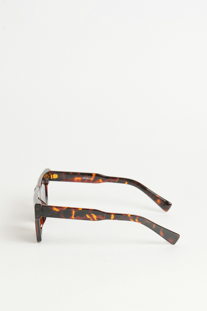 Gafas de sol, con marco clásico en color café y marrón con efecto carey.