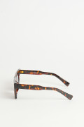Gafas de sol, con marco clásico en color café y marrón con efecto carey.