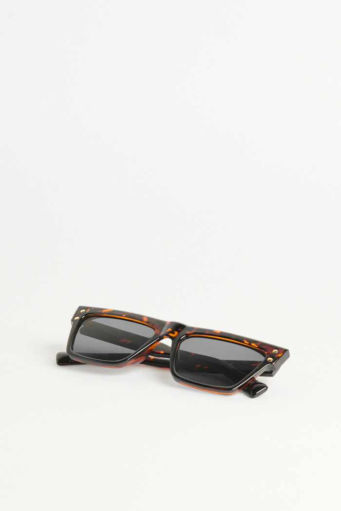 Gafas de sol, con marco clásico en color café y marrón con efecto carey.