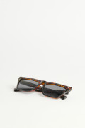 Gafas de sol, con marco clásico en color café y marrón con efecto carey.