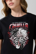 Camiseta crop top negra con estampado de Cruella de Vil