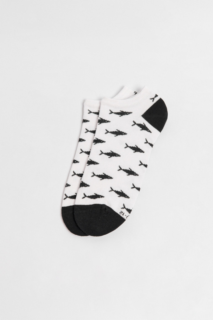 Medias cremas tobilleras con diseños de peces y contrastes