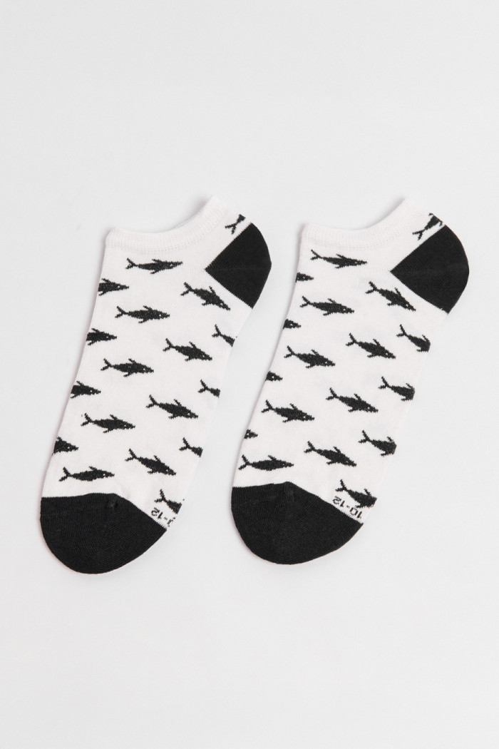 Medias cremas tobilleras con diseños de peces y contrastes