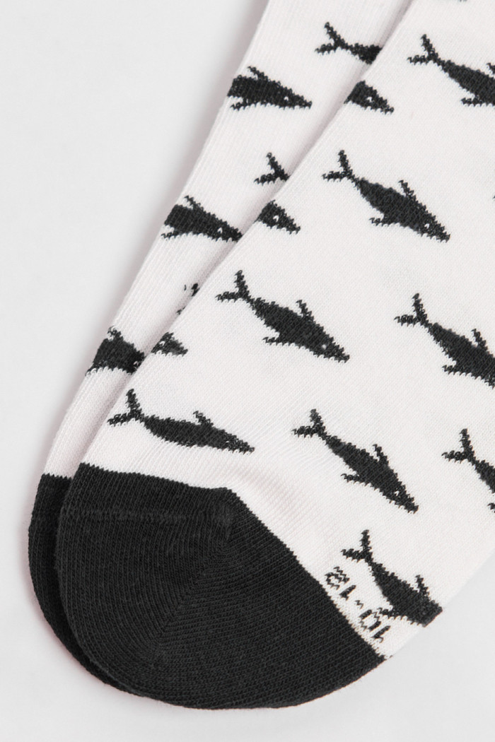 Medias cremas tobilleras con diseños de peces y contrastes