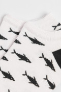 Medias cremas tobilleras con diseños de peces y contrastes