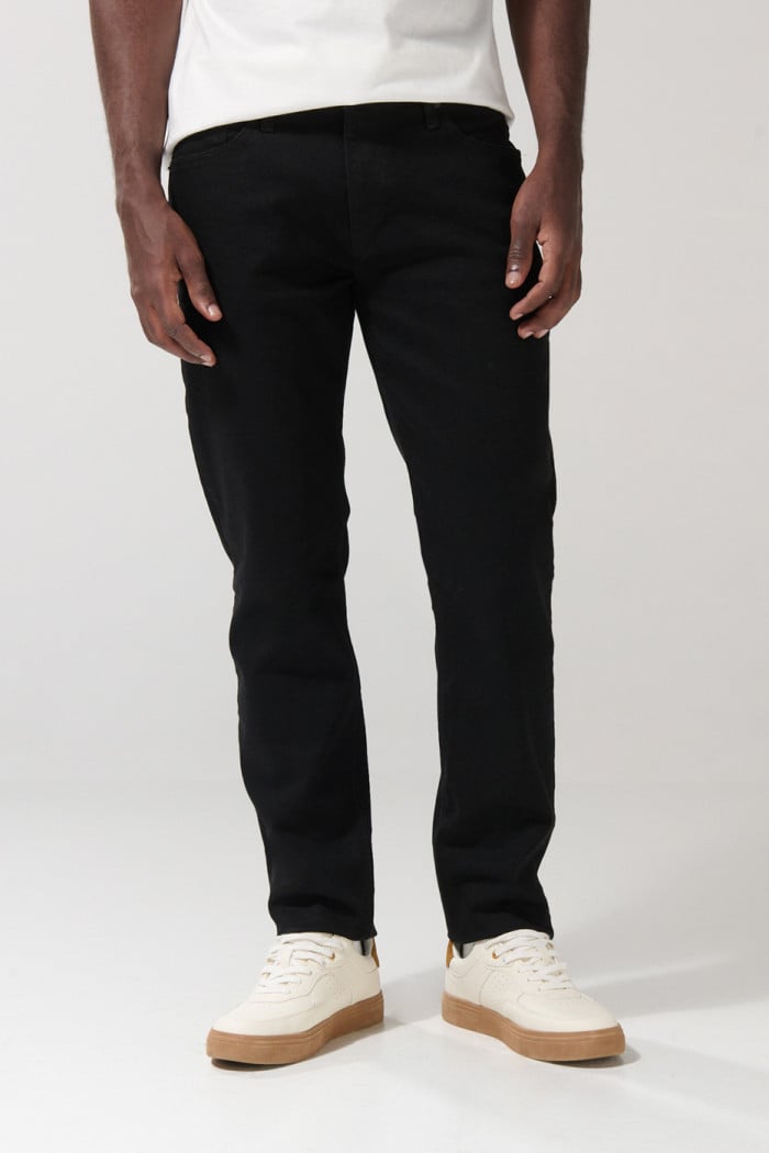 Jean negro slim con cremallera, tiro bajo y ajuste ceñido
