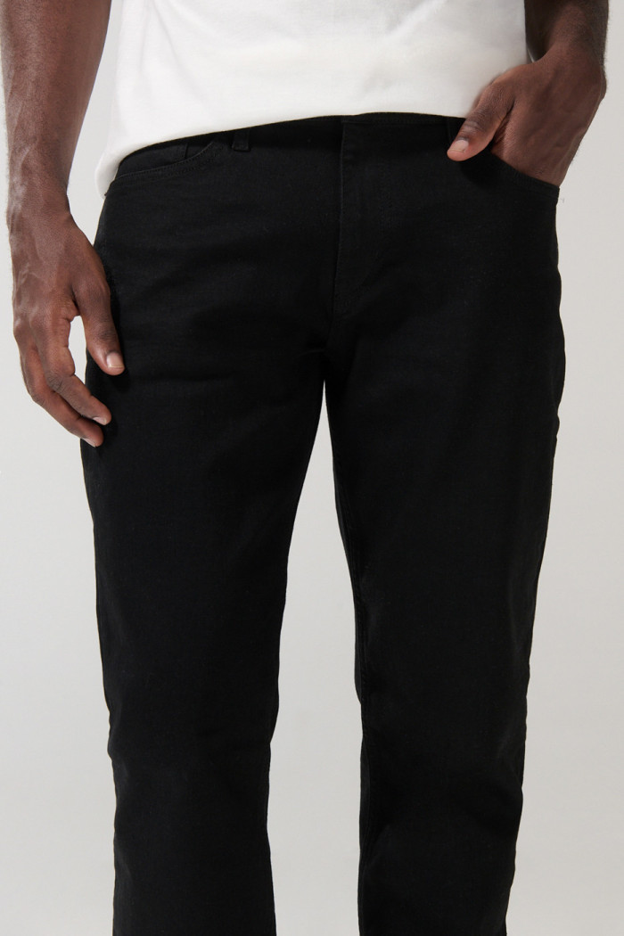 Jean negro slim con cremallera, tiro bajo y ajuste ceñido