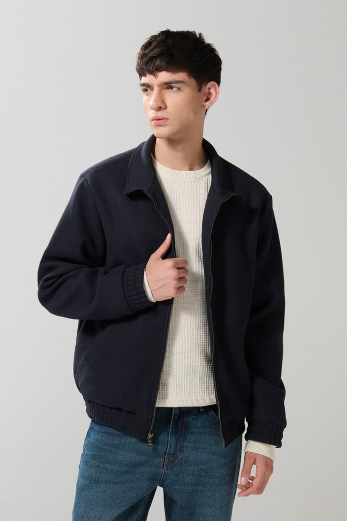 Chaqueta bomber azul intensa con cuello alto y bolsillos