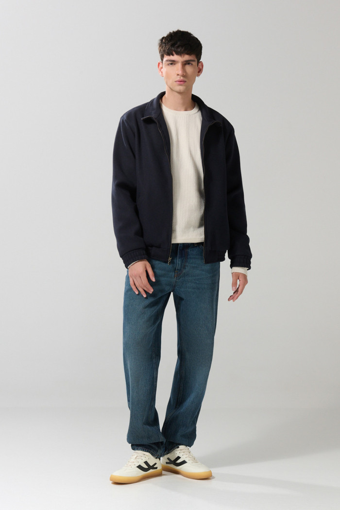 Chaqueta bomber azul intensa con cuello alto y bolsillos