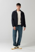 Chaqueta bomber azul intensa con cuello alto y bolsillos