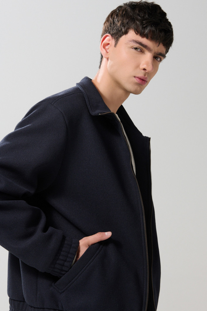 Chaqueta bomber azul intensa con cuello alto y bolsillos
