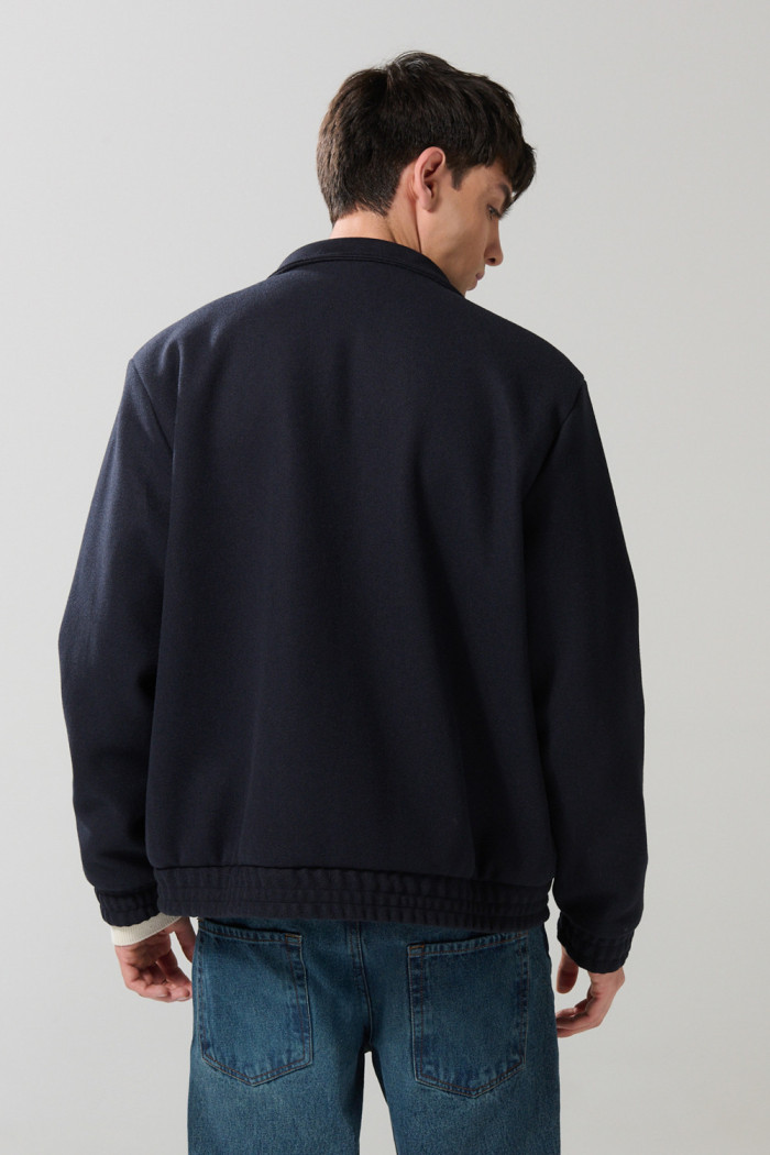 Chaqueta bomber azul intensa con cuello alto y bolsillos