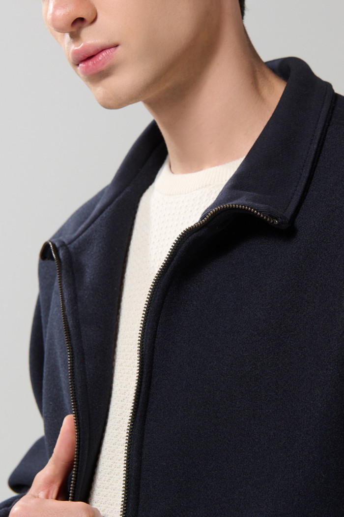 Chaqueta bomber azul intensa con cuello alto y bolsillos