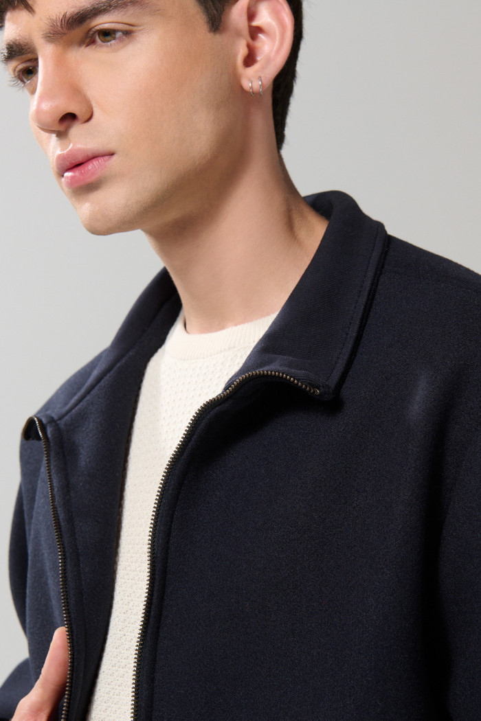 Chaqueta bomber azul intensa con cuello alto y bolsillos