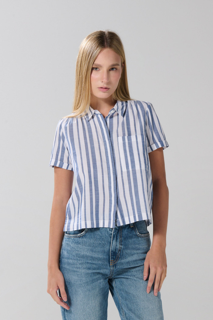 Blusa unicolor manga corta a rayas con bolsillo