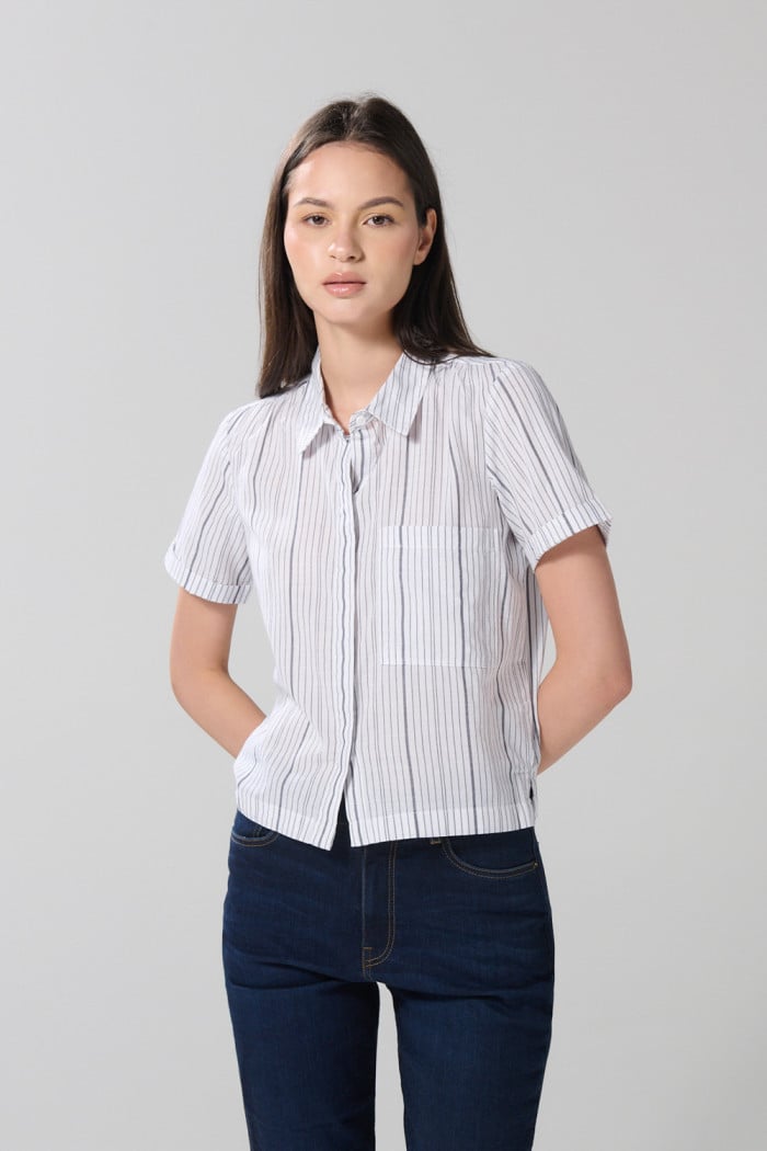 Blusa unicolor manga corta a rayas con bolsillo
