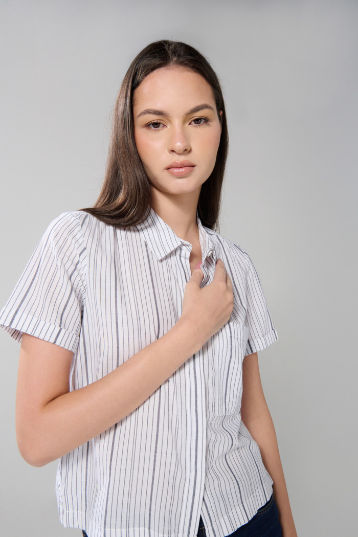 Blusa unicolor manga corta a rayas con bolsillo